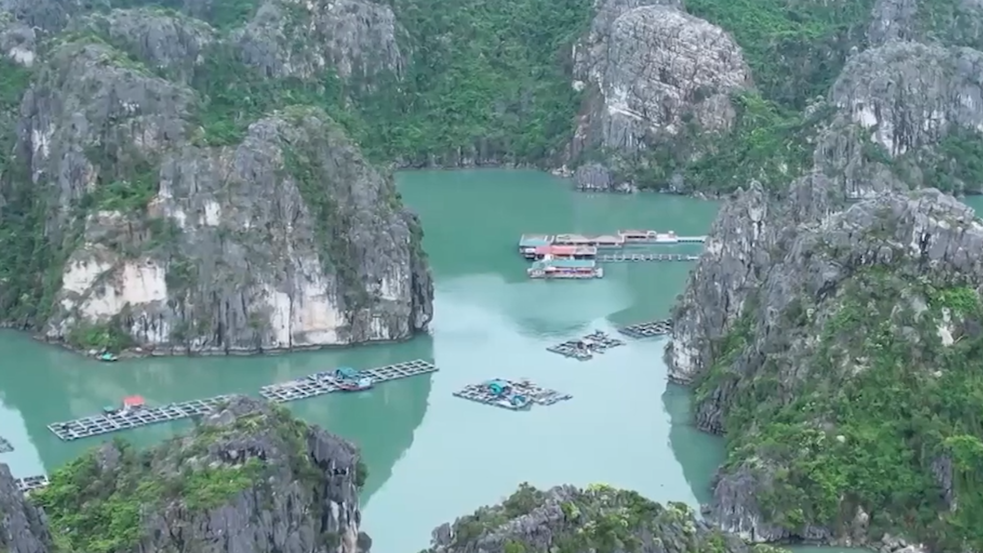 หมู่บ้านประมงวุงเวียงบริเวณอ่าวฮาลอง